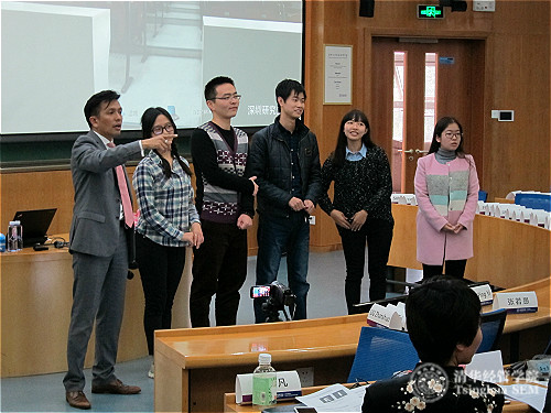 1482828732781037890.jpg 2-马尔科姆·涅尔瓦(Malcolm Nerva)老师与同学们互动、讲解职场礼仪_meitu_2.jpg