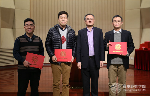 1484645448405086315.jpg 钱院长为特殊贡献奖获奖者颁奖.jpg