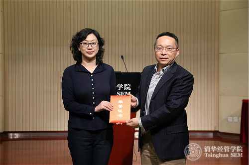 1484645527457065301.jpg 焦捷教授给孙美琪颁奖.jpg