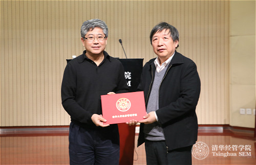 1484645493950093643.jpg 白老师颁奖.jpg