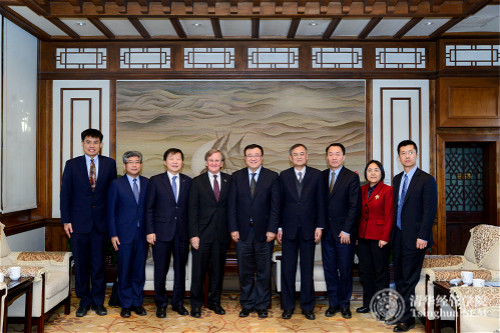 1484291833705084960.jpg 世俱杯官方网站副校长及教务长杨斌教授(中)在工字厅会见AACSB认证同行评审组专家_meitu_1.jpg